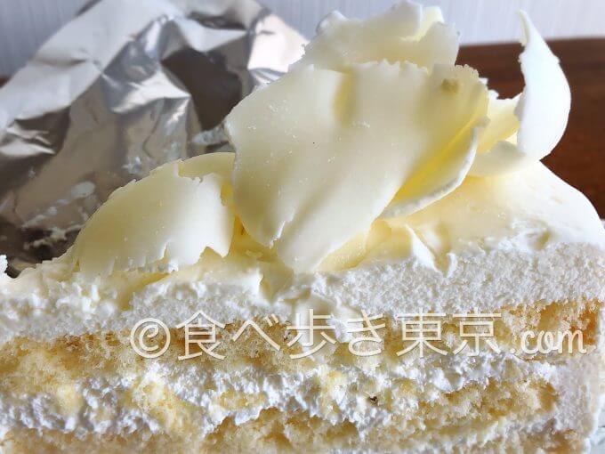 ホワイトチョコレートケーキ(ホワイトチョコのアップ)