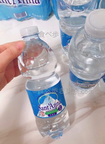 ミネラルウォーター「サンタンナ」を手で持っているところ