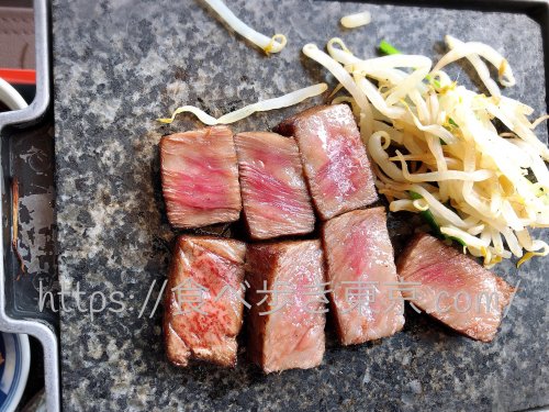黒毛和牛ステーキ御膳のお肉を焼いている