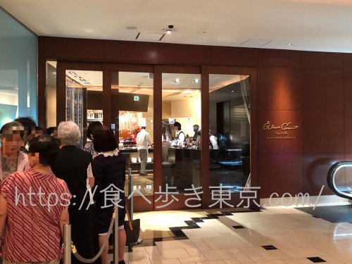 京王プラザグラスコート開店前の列