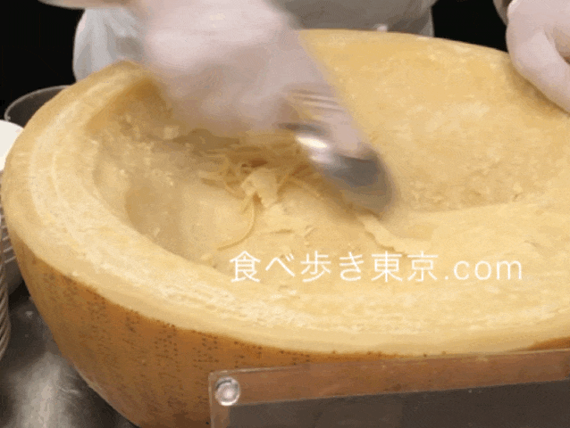 京王プラザホテルのバイキング、ライブキッチンでパスタ用のチーズを削っている
